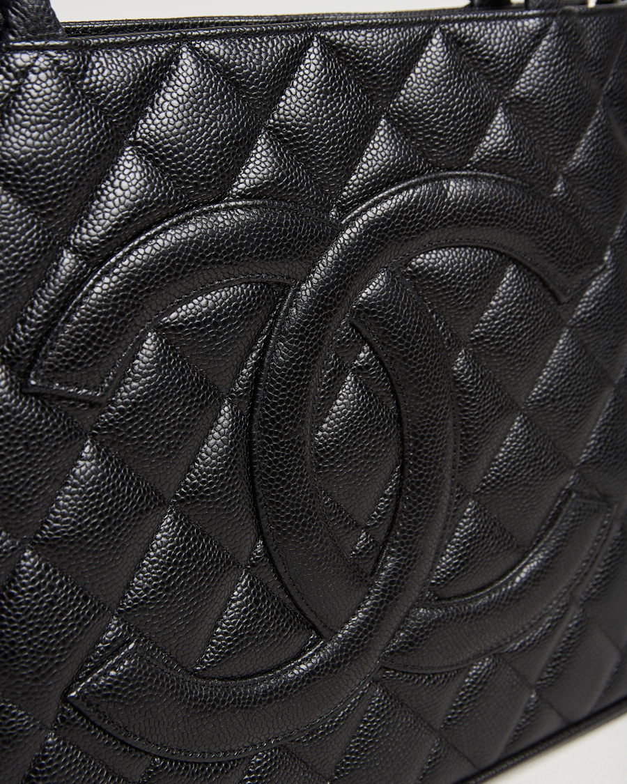 Homme | Chanel Pre-Owned Médallion Tote Bag Black Caviar | Chanel Pre-Owned | Médallion Tote Bag Black Caviar
