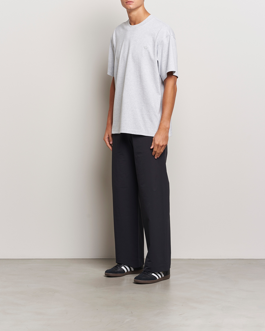 Homme | T-shirts | adidas Originals | Essential Crew Neck T-Shirt Light Grey