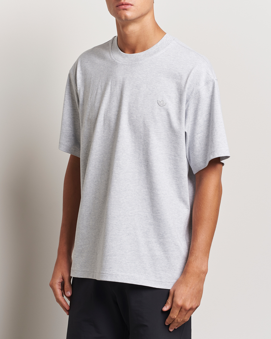 Homme | T-shirts | adidas Originals | Essential Crew Neck T-Shirt Light Grey