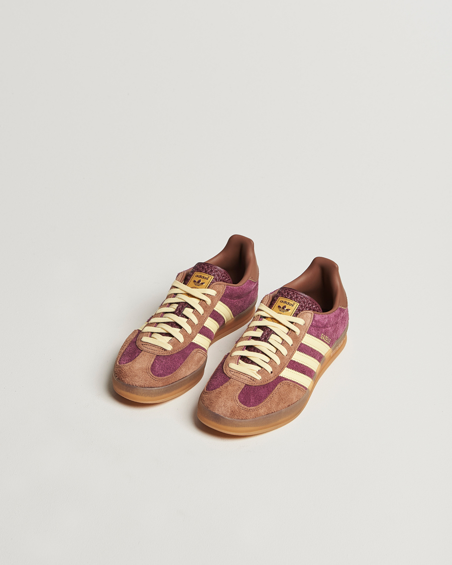 Homme | adidas Originals Gazelle Indoor Two Tone Sneaker Burgundy | adidas Originals | Gazelle Indoor Two Tone Sneaker Burgundy