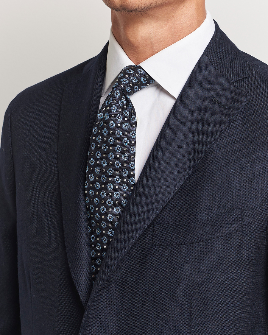 Homme | Amanda Christensen Silk/Cotton Printed Flower 8cm Tie Navy | Amanda Christensen | Silk/Cotton Printed Flower 8cm Tie Navy