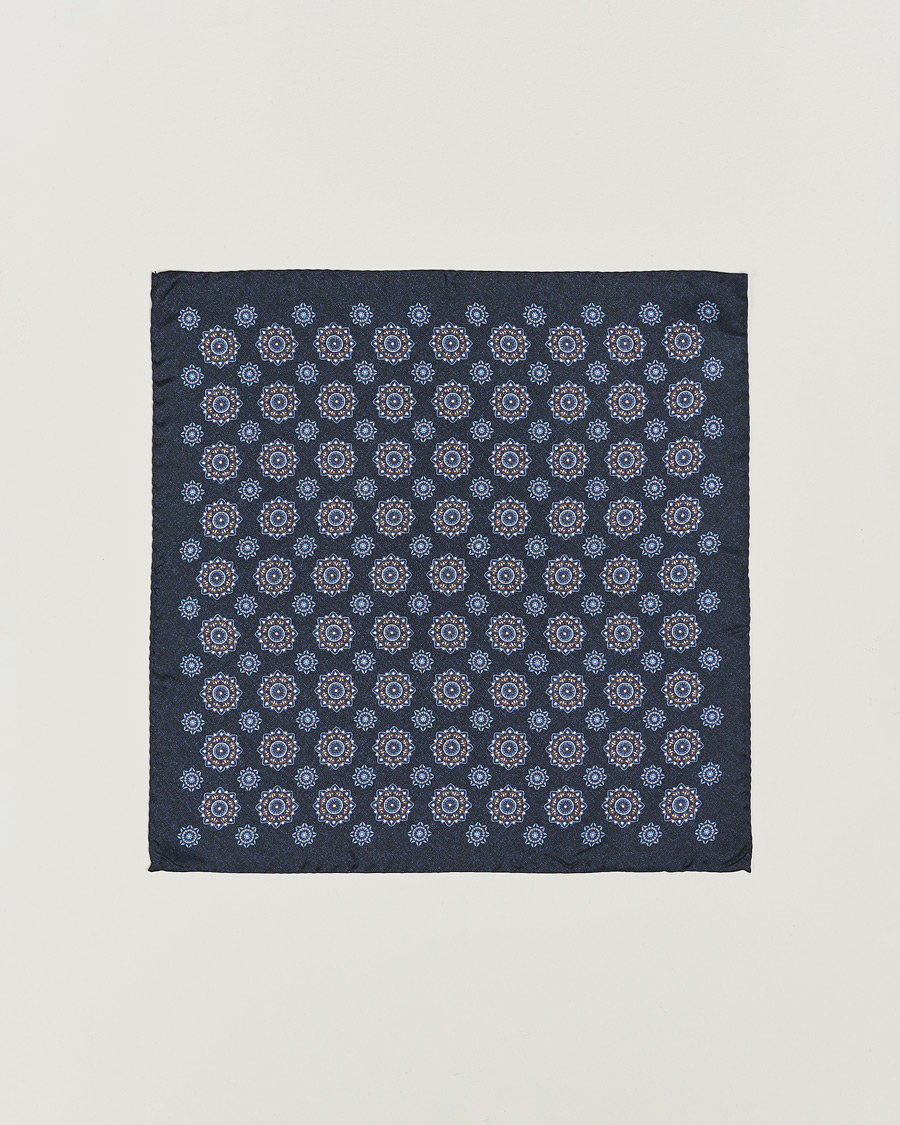 Homme | Amanda Christensen Silk Twill Printed Flower Pocket Square Navy | Amanda Christensen | Silk Twill Printed Flower Pocket Square Navy