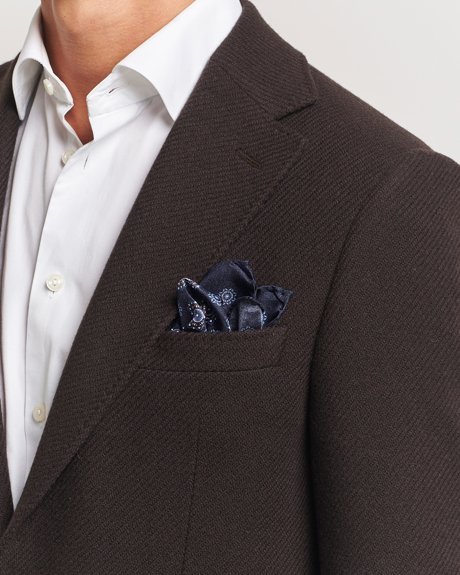 Homme | Amanda Christensen Silk Twill Printed Flower Pocket Square Navy | Amanda Christensen | Silk Twill Printed Flower Pocket Square Navy