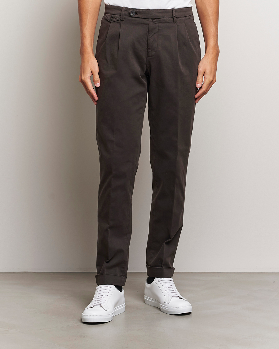 Homme | Pantalons | Briglia 1949 | Easy Fit Pleated Cotton Stretch Chino Dark Brown