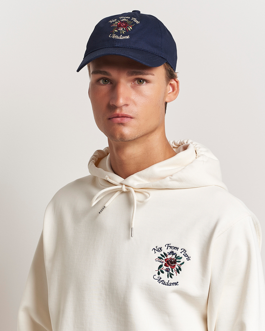 Homme | Drôle de Monsieur Flower Slogan Baseball Cap Dark Navy | Drôle de Monsieur | Flower Slogan Baseball Cap Dark Navy