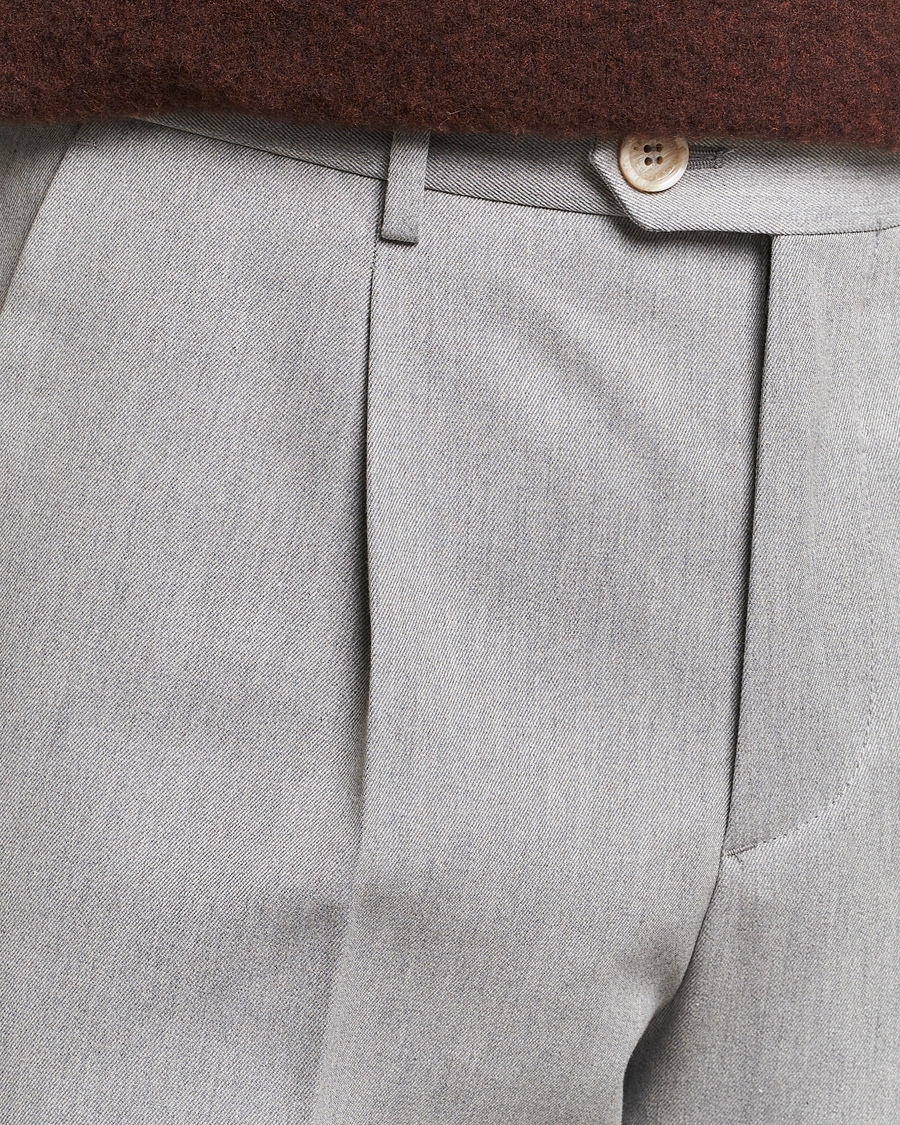 Homme | Pantalons | Brunello Cucinelli | Slim Fit Pleated Wool Trousers Light Grey