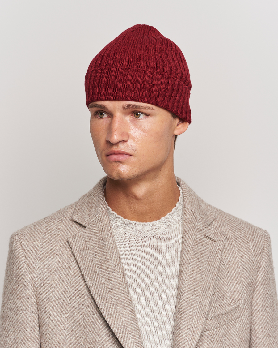 Homme | Piacenza Cashmere Ribbed Cashmere Beanie Burgundy | Piacenza Cashmere | Ribbed Cashmere Beanie Burgundy