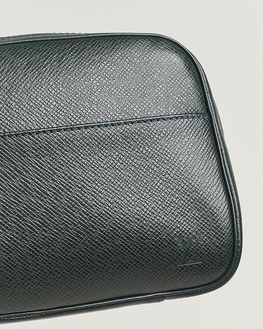 Homme | Louis Vuitton Pre-Owned Pochette Accessoir Washbag Green | Louis Vuitton Pre-Owned | Pochette Accessoir Washbag Green