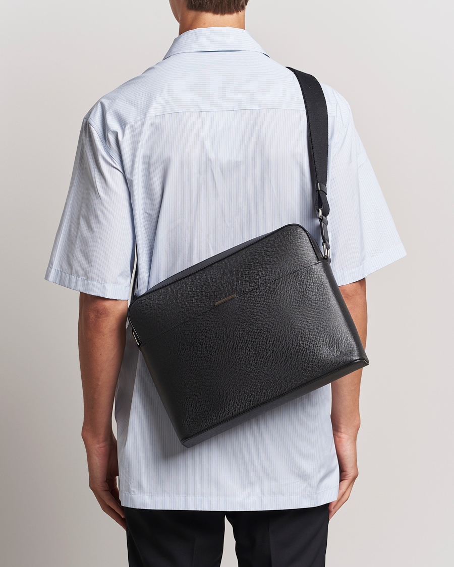 Homme | Louis Vuitton Pre-Owned Anton Messengerbag Black | Louis Vuitton Pre-Owned | Anton Messengerbag Black