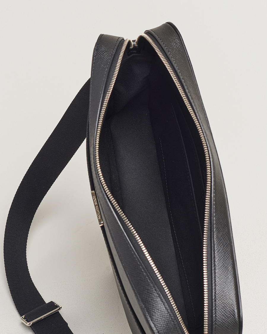 Homme | Louis Vuitton Pre-Owned Anton Messengerbag Black | Louis Vuitton Pre-Owned | Anton Messengerbag Black