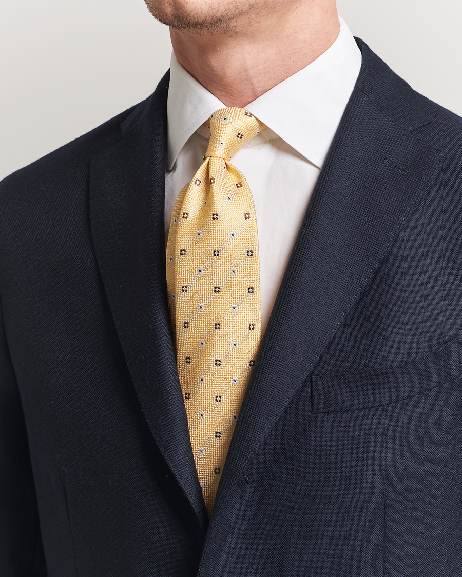 Homme | Amanda Christensen Silk/Linen Printed Flower 8cm Tie Yellow | Amanda Christensen | Silk/Linen Printed Flower 8cm Tie Yellow