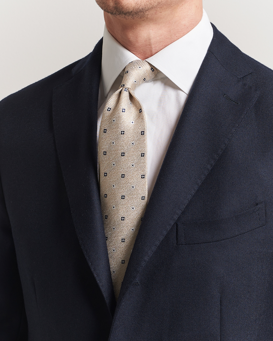 Homme | Amanda Christensen Silk/Linen Printed Flower 8cm Tie Sand | Amanda Christensen | Silk/Linen Printed Flower 8cm Tie Sand