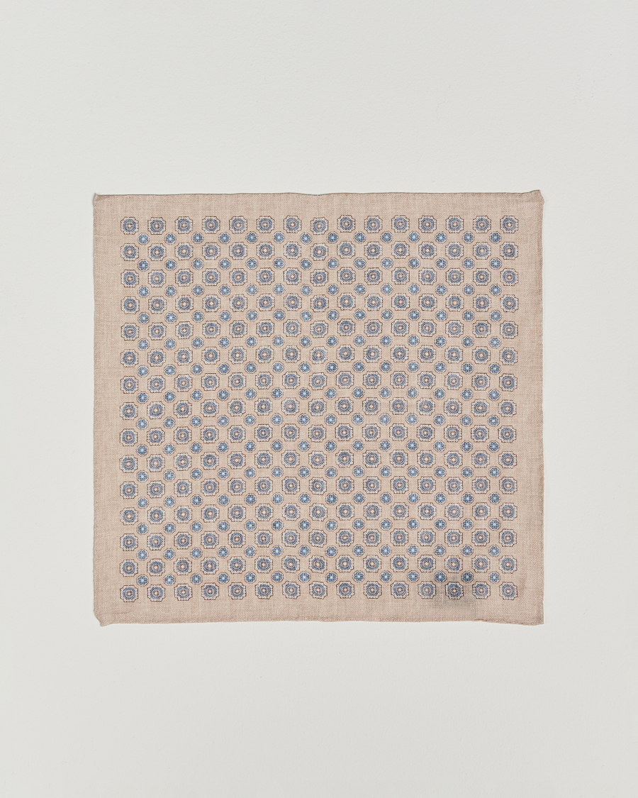 Homme | Amanda Christensen Linen Printed Medallion Pocket Square Sand | Amanda Christensen | Linen Printed Medallion Pocket Square Sand