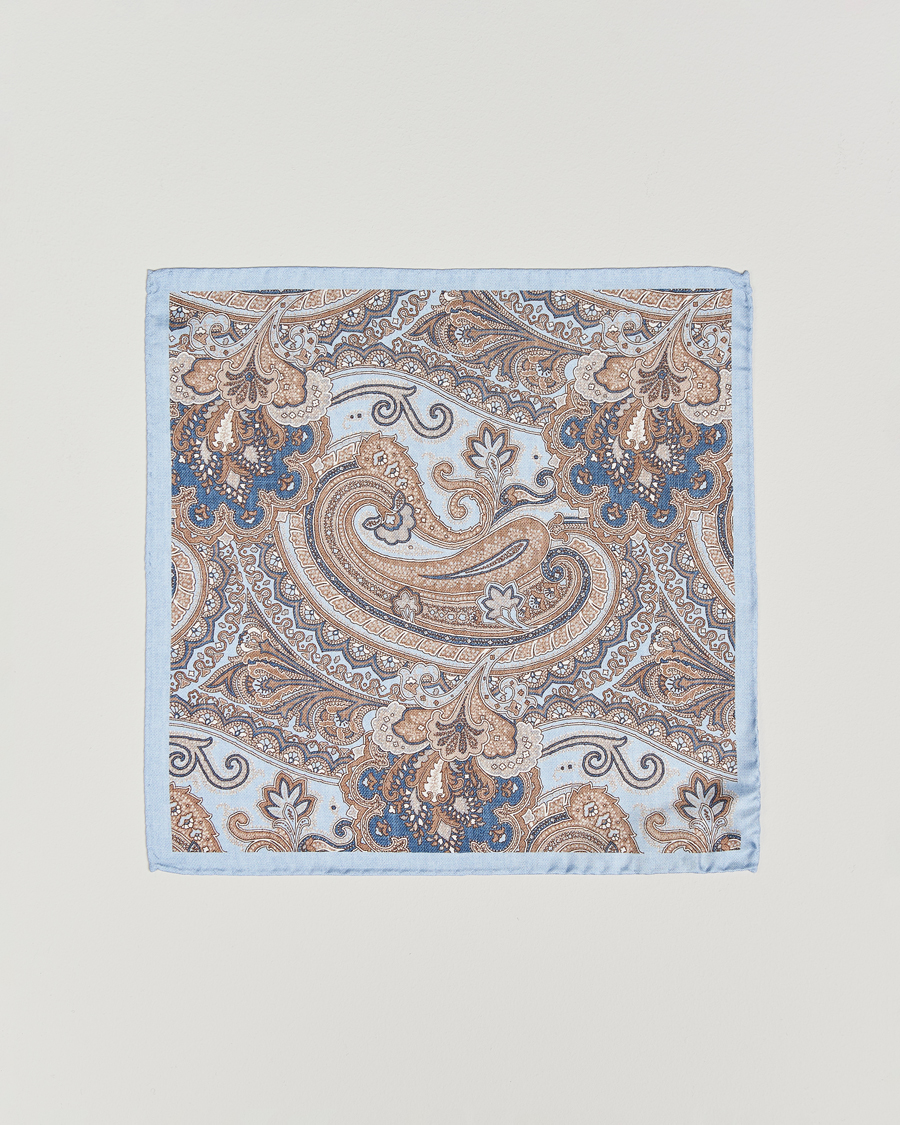 Homme | Amanda Christensen Silk Twill Large Paisley Pocket Square Sky Blue | Amanda Christensen | Silk Twill Large Paisley Pocket Square Sky Blue