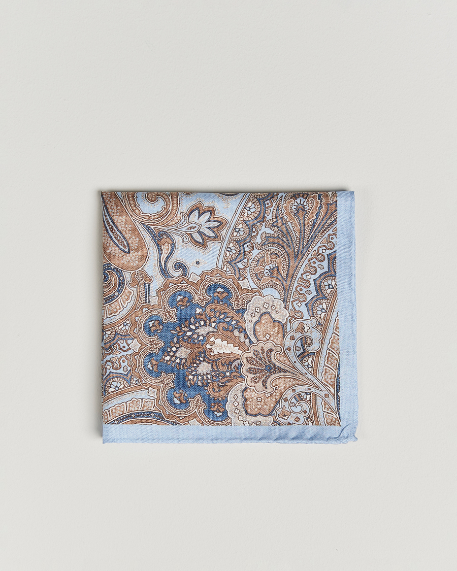 Homme | Amanda Christensen Silk Twill Large Paisley Pocket Square Sky Blue | Amanda Christensen | Silk Twill Large Paisley Pocket Square Sky Blue