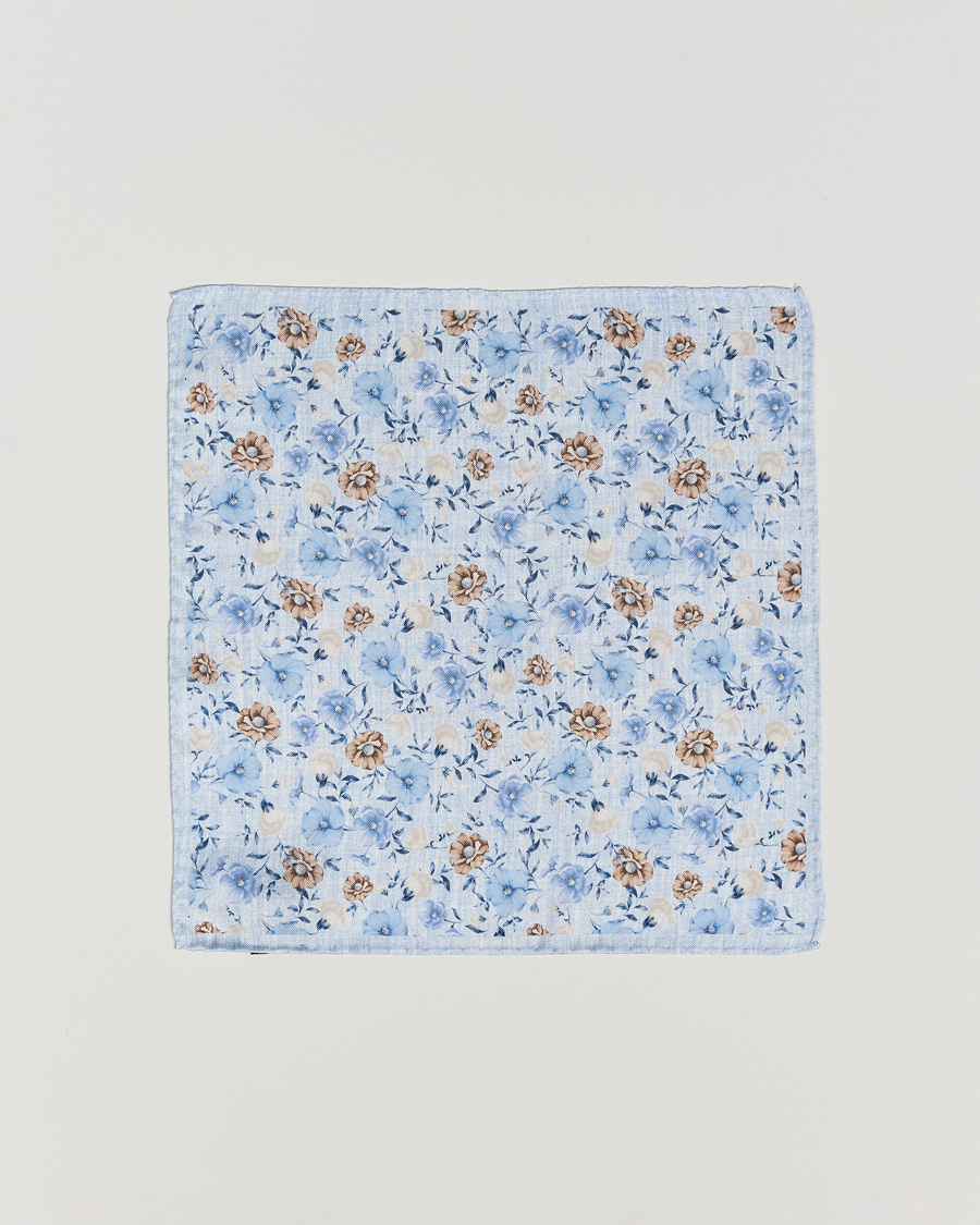 Homme | Amanda Christensen Silk Oxford Printed Flower Pocket Square Sky Blue | Amanda Christensen | Silk Oxford Printed Flower Pocket Square Sky Blue