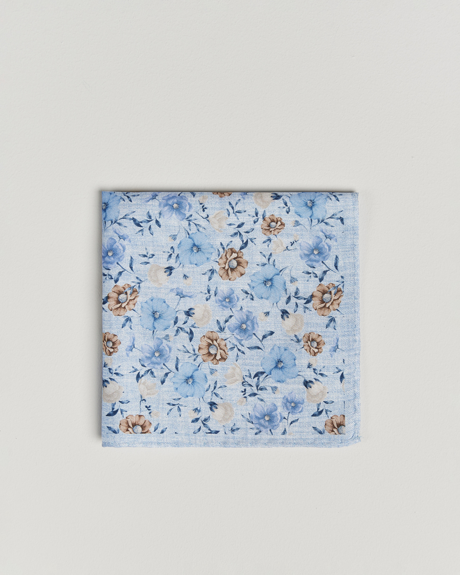 Homme | Amanda Christensen Silk Oxford Printed Flower Pocket Square Sky Blue | Amanda Christensen | Silk Oxford Printed Flower Pocket Square Sky Blue