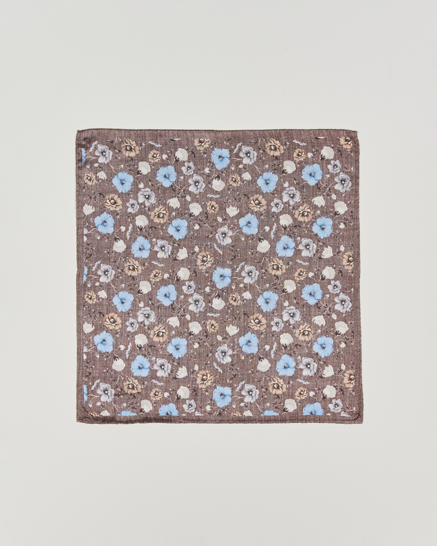 Homme | Amanda Christensen Silk Oxford Printed Flower Pocket Square Brown | Amanda Christensen | Silk Oxford Printed Flower Pocket Square Brown