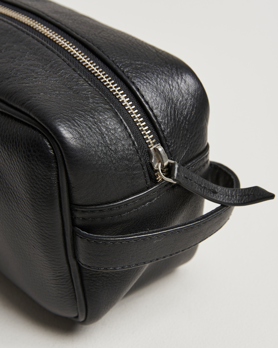 Homme | Les Deux Leather Washbag Black | LES DEUX | Leather Washbag Black