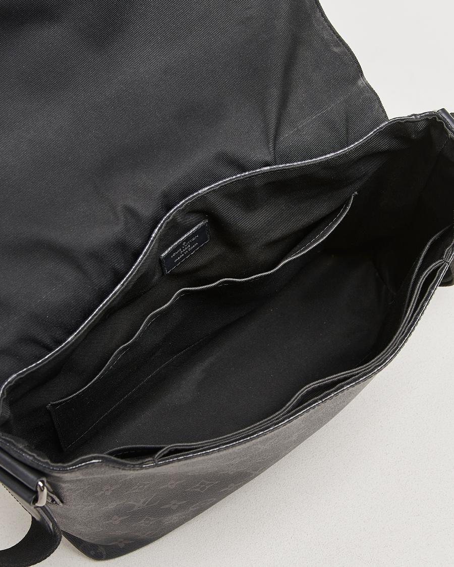 Homme | Louis Vuitton Pre-Owned District MM Bag Monogram Eclipse | Louis Vuitton Pre-Owned | District MM Bag Monogram Eclipse