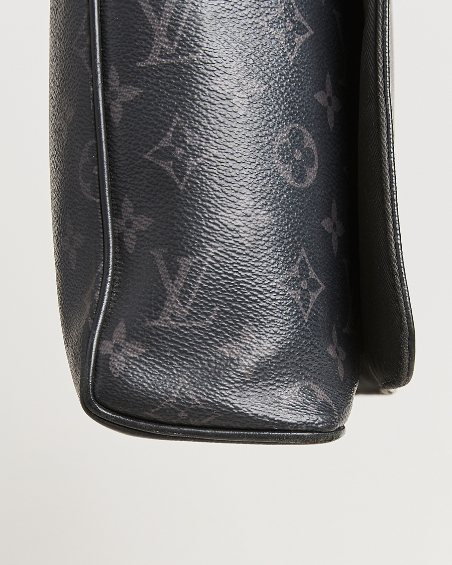 Homme | Louis Vuitton Pre-Owned District MM Bag Monogram Eclipse | Louis Vuitton Pre-Owned | District MM Bag Monogram Eclipse