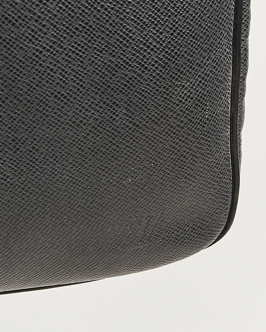 Homme | Louis Vuitton Pre-Owned Neo Kendall PM Bag Taiga Black | Louis Vuitton Pre-Owned | Neo Kendall PM Bag Taiga Black