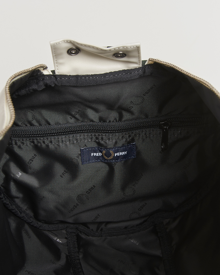 Homme | Fred Perry Classic Barrel Bag Snow White/Court Green | Fred Perry | Classic Barrel Bag Snow White/Court Green