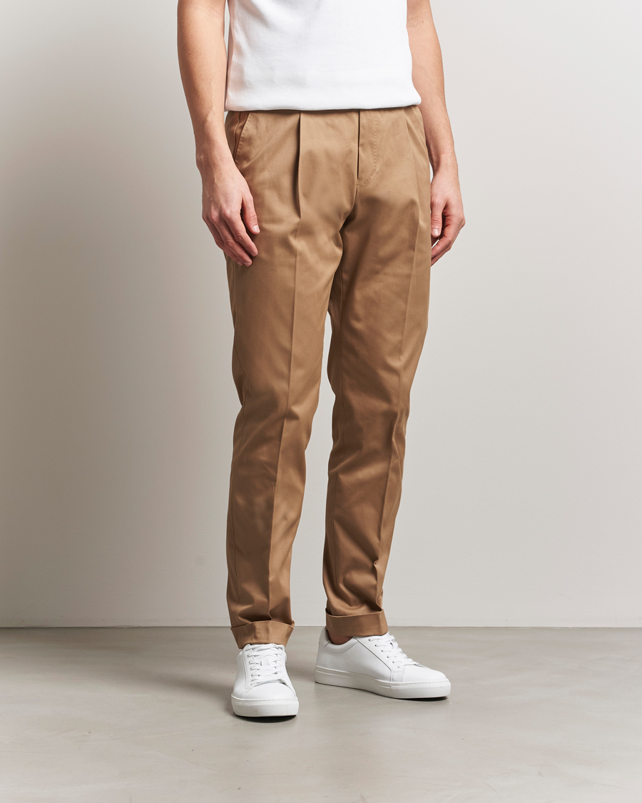 Homme | Pantalons | Tiger of Sweden | Tenuta Pleated Cotton Trousers Beige