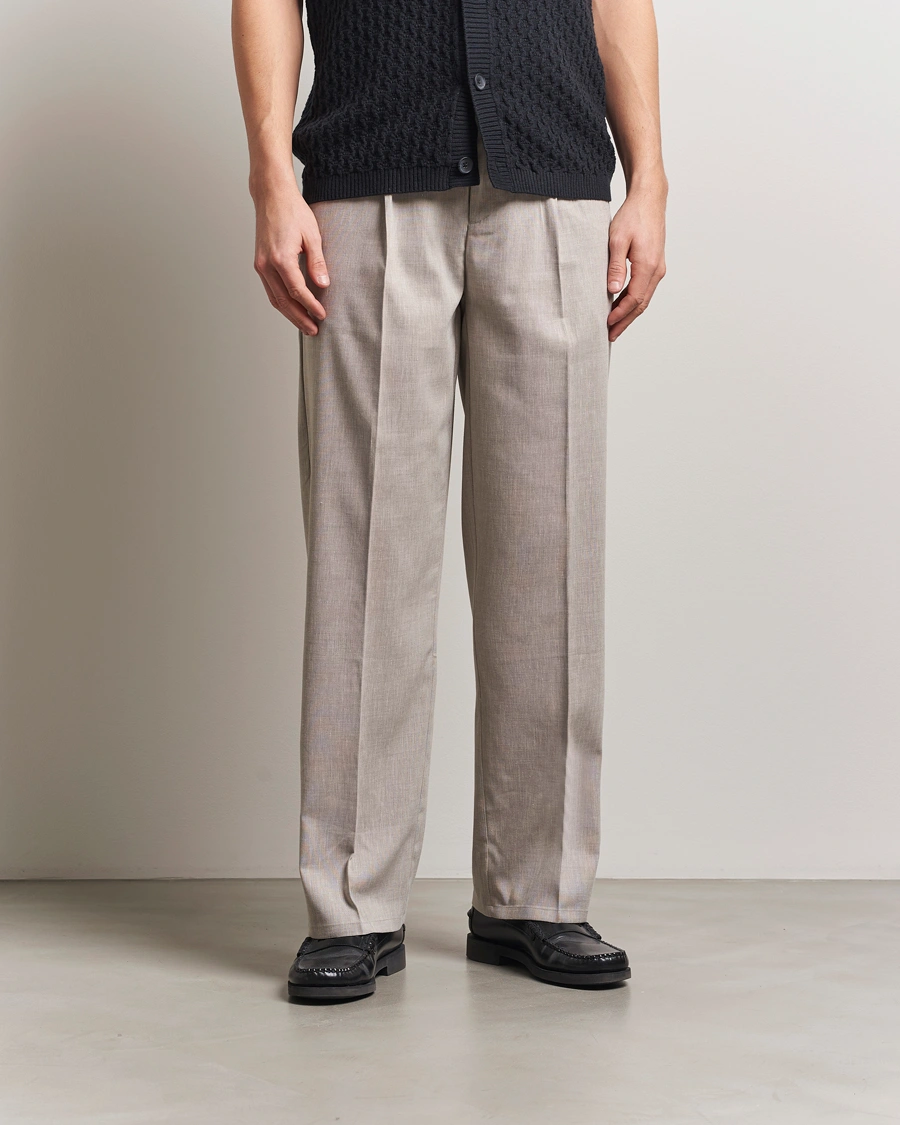 Homme | Pantalons | LES DEUX | Reece Pleated Slub Suit Pants Light Sand
