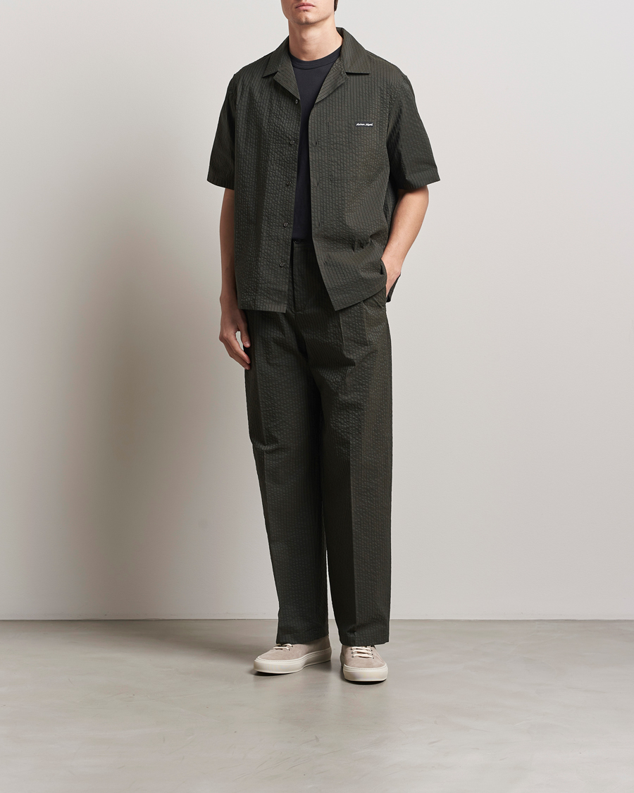 Homme | Pantalons | Maison Kitsuné | Relaxed Seersucker Pleated Trousers Ranger Green