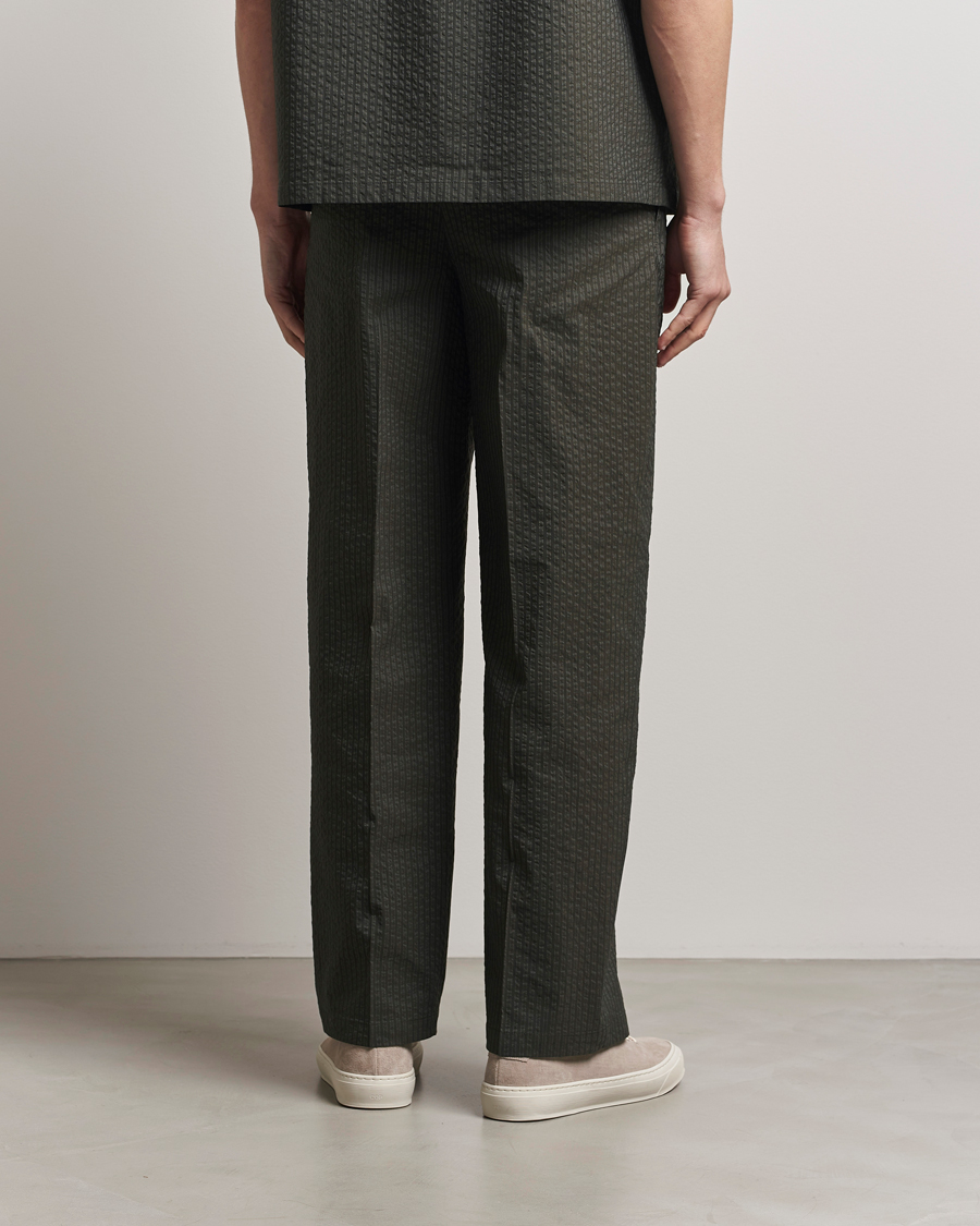 Homme | Pantalons | Maison Kitsuné | Relaxed Seersucker Pleated Trousers Ranger Green