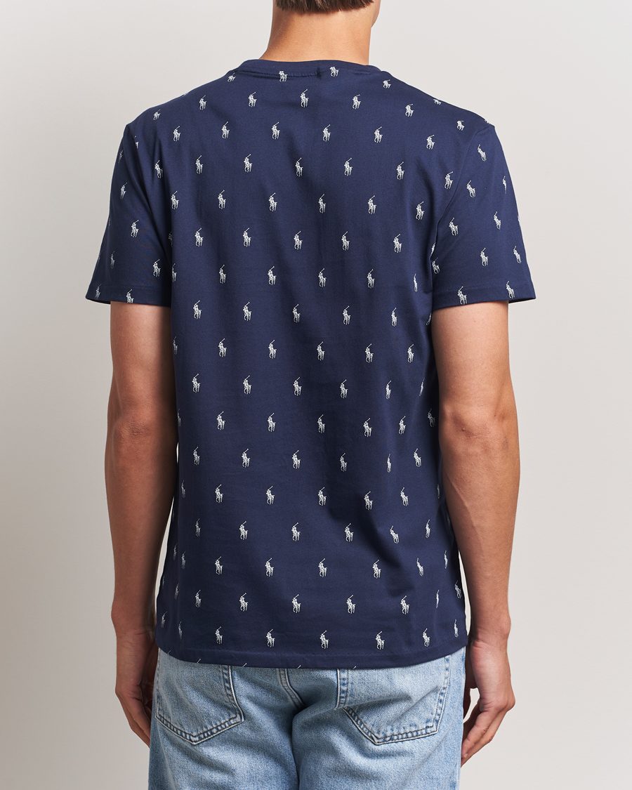 Homme | Polo Ralph Lauren All over Player Sleeping Tee Cruise Navy | Polo Ralph Lauren | All over Player Sleeping Tee Cruise Navy
