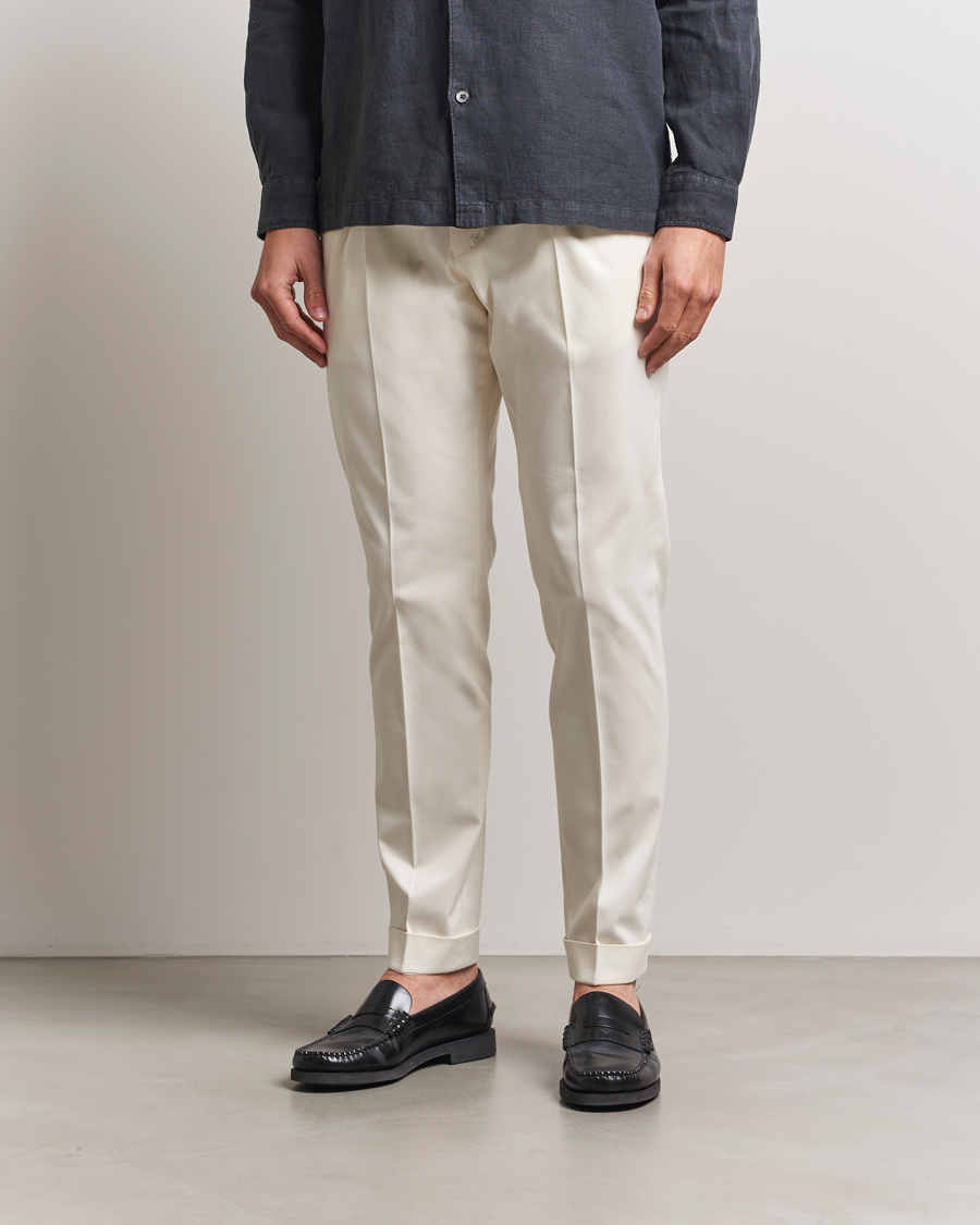 Homme | Pantalons | Tiger of Sweden | Tenuta Pleated Cotton Trousers Soft White