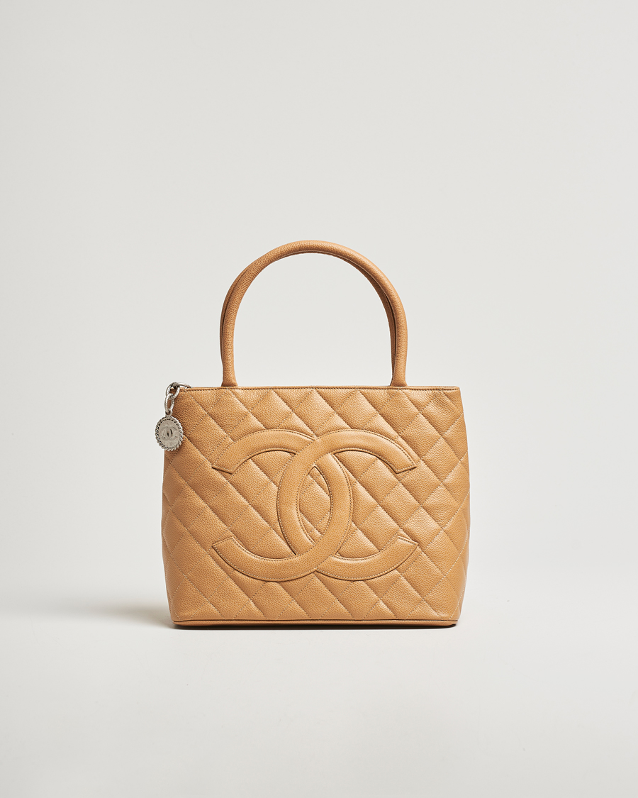 Homme | Chanel Pre-Owned Medallion Tote Quilted Caviar Beige | Chanel Pre-Owned | Medallion Tote Quilted Caviar Beige
