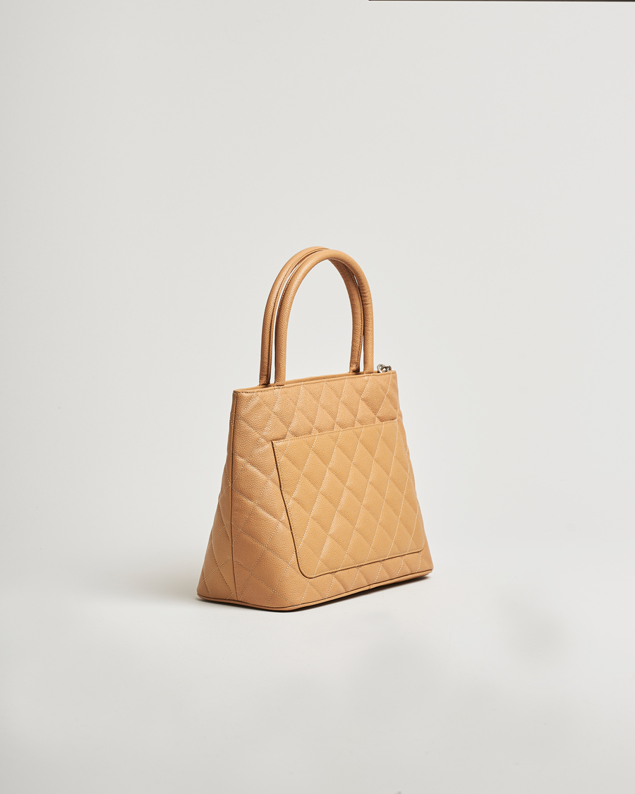 Homme | Chanel Pre-Owned Medallion Tote Quilted Caviar Beige | Chanel Pre-Owned | Medallion Tote Quilted Caviar Beige