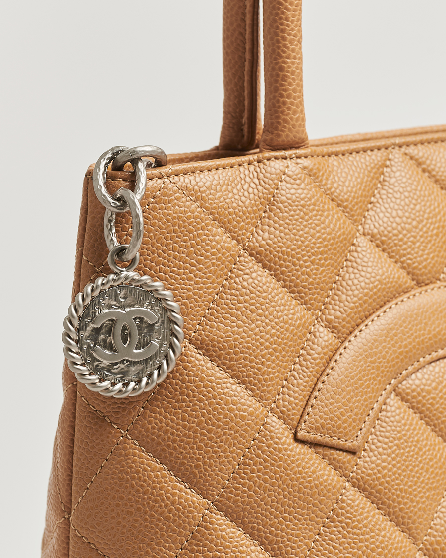 Homme | Chanel Pre-Owned Medallion Tote Quilted Caviar Beige | Chanel Pre-Owned | Medallion Tote Quilted Caviar Beige