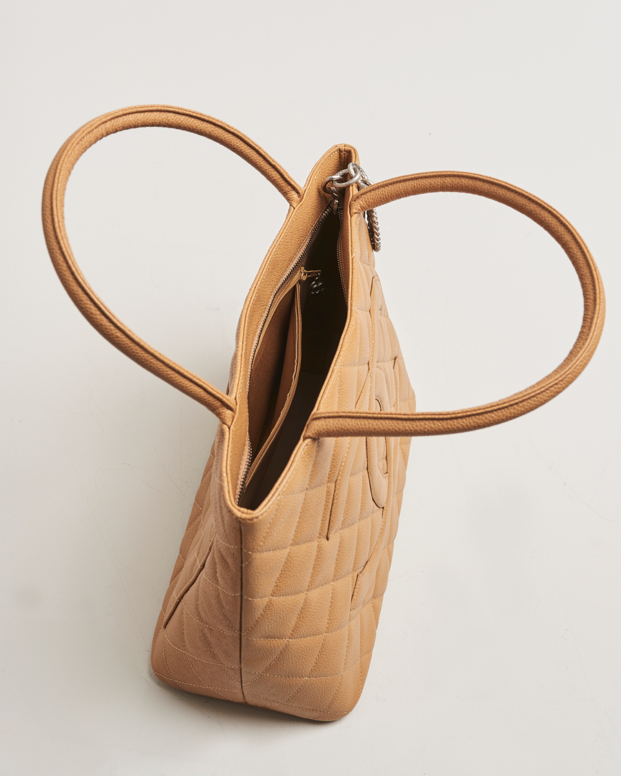 Homme | Chanel Pre-Owned Medallion Tote Quilted Caviar Beige | Chanel Pre-Owned | Medallion Tote Quilted Caviar Beige