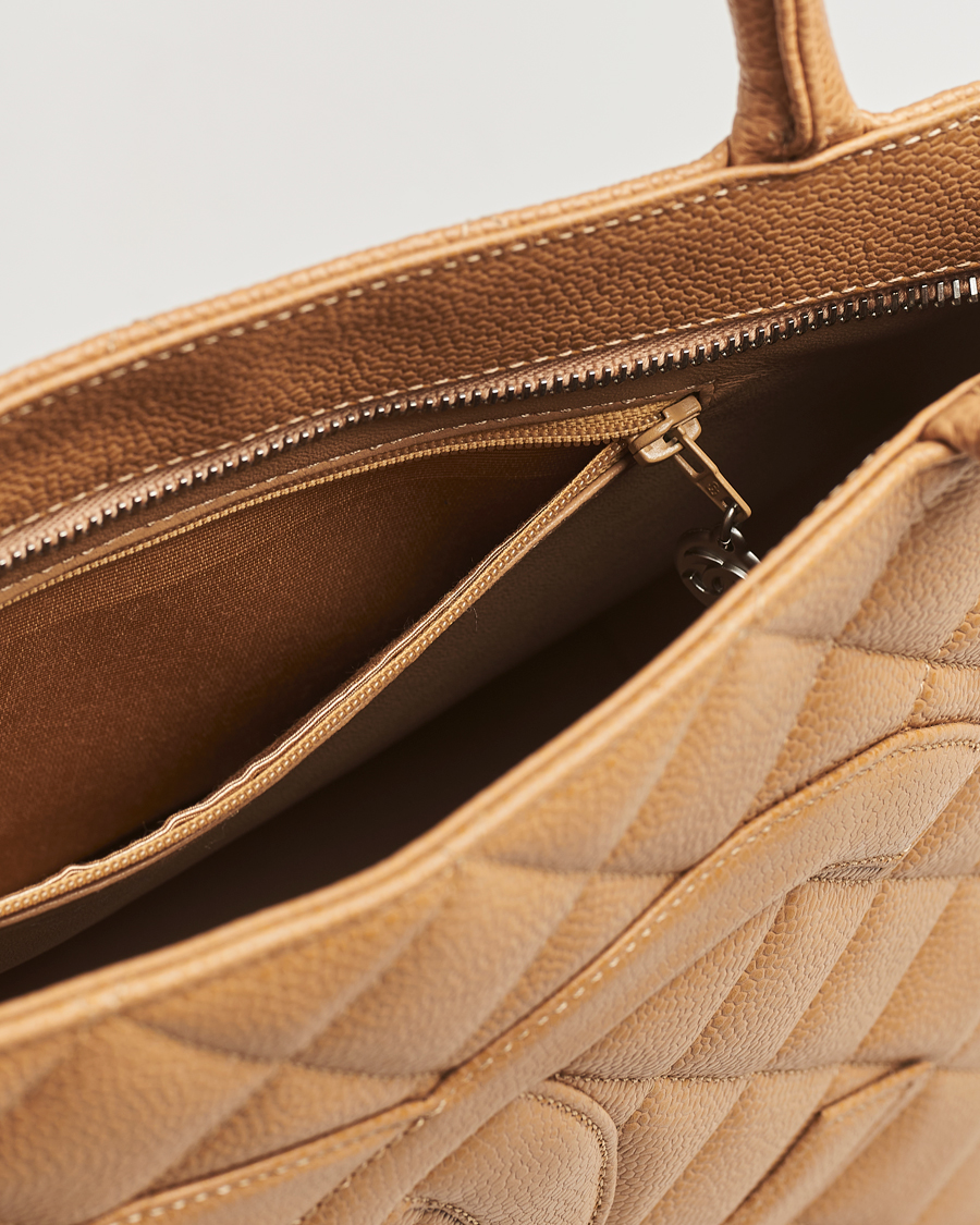 Homme | Chanel Pre-Owned Medallion Tote Quilted Caviar Beige | Chanel Pre-Owned | Medallion Tote Quilted Caviar Beige