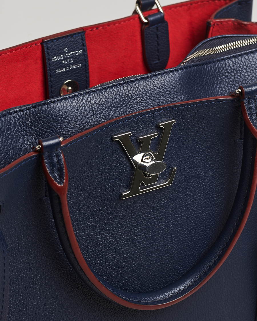 Homme | Louis Vuitton Pre-Owned LockMeTo Handbag Calfskin Navy | Louis Vuitton Pre-Owned | LockMeTo Handbag Calfskin Navy