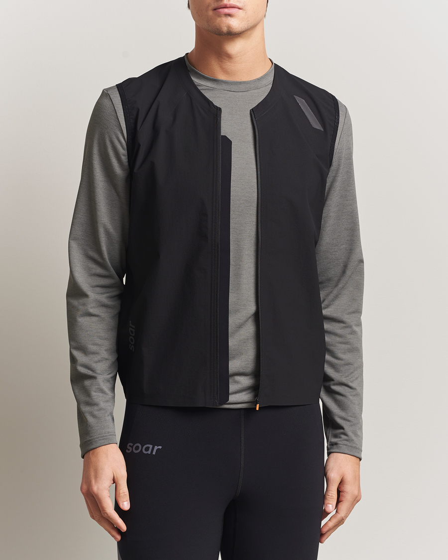 Homme | Gilets | SOAR Running | Rainout Gilet Black