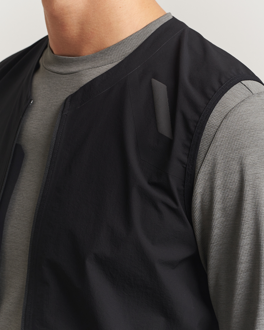 Homme | Gilets | SOAR Running | Rainout Gilet Black