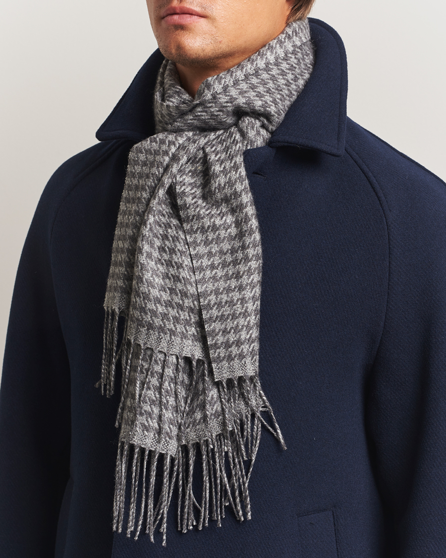 Homme | Piacenza Cashmere Cashmere/Silk Houndstooth Scarf Light Grey | Piacenza Cashmere | Cashmere/Silk Houndstooth Scarf Light Grey