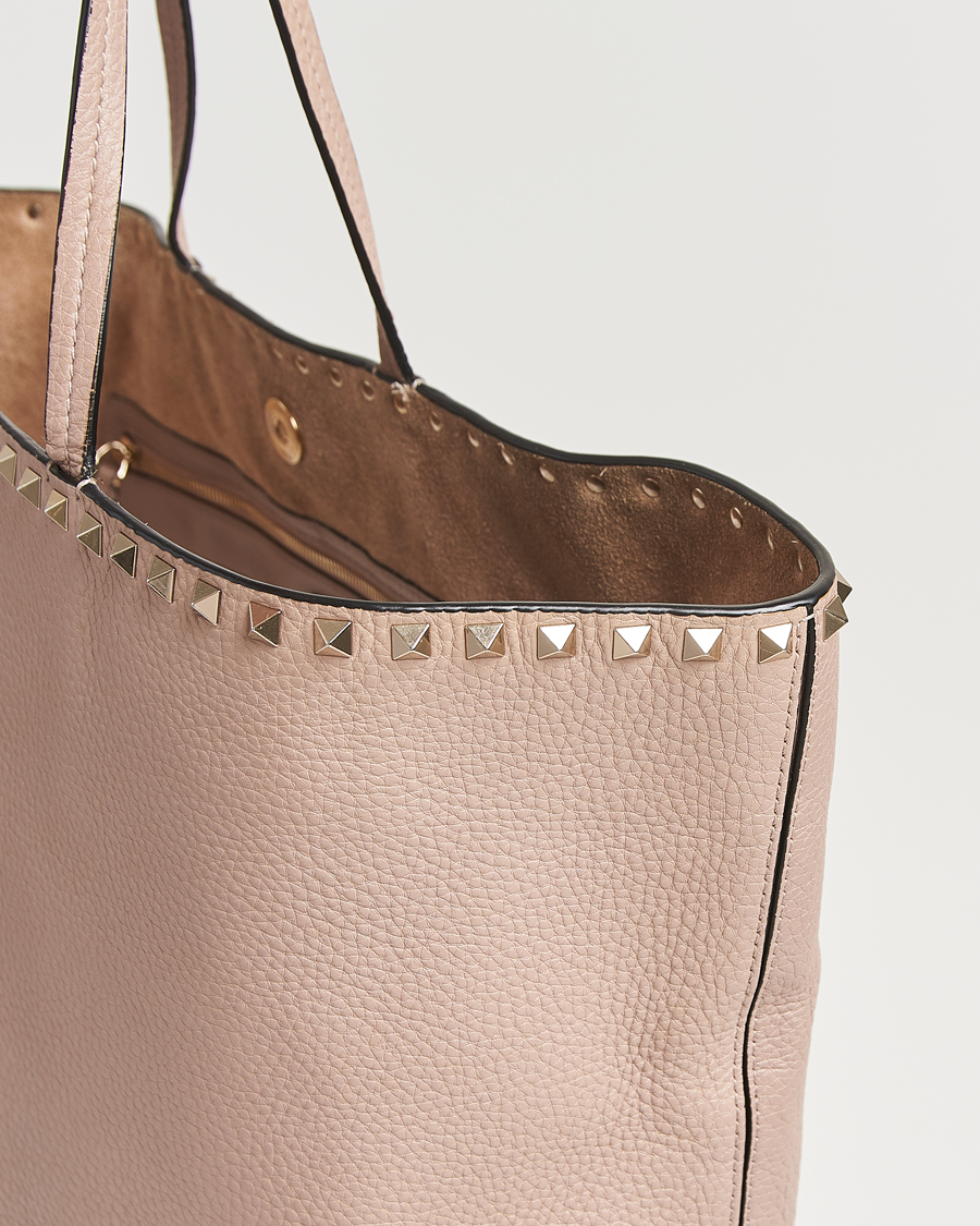 Homme | Valentino Pre-Owned Medium Rockstud Tote Bag Poudre | Valentino Pre-Owned | Medium Rockstud Tote Bag Poudre