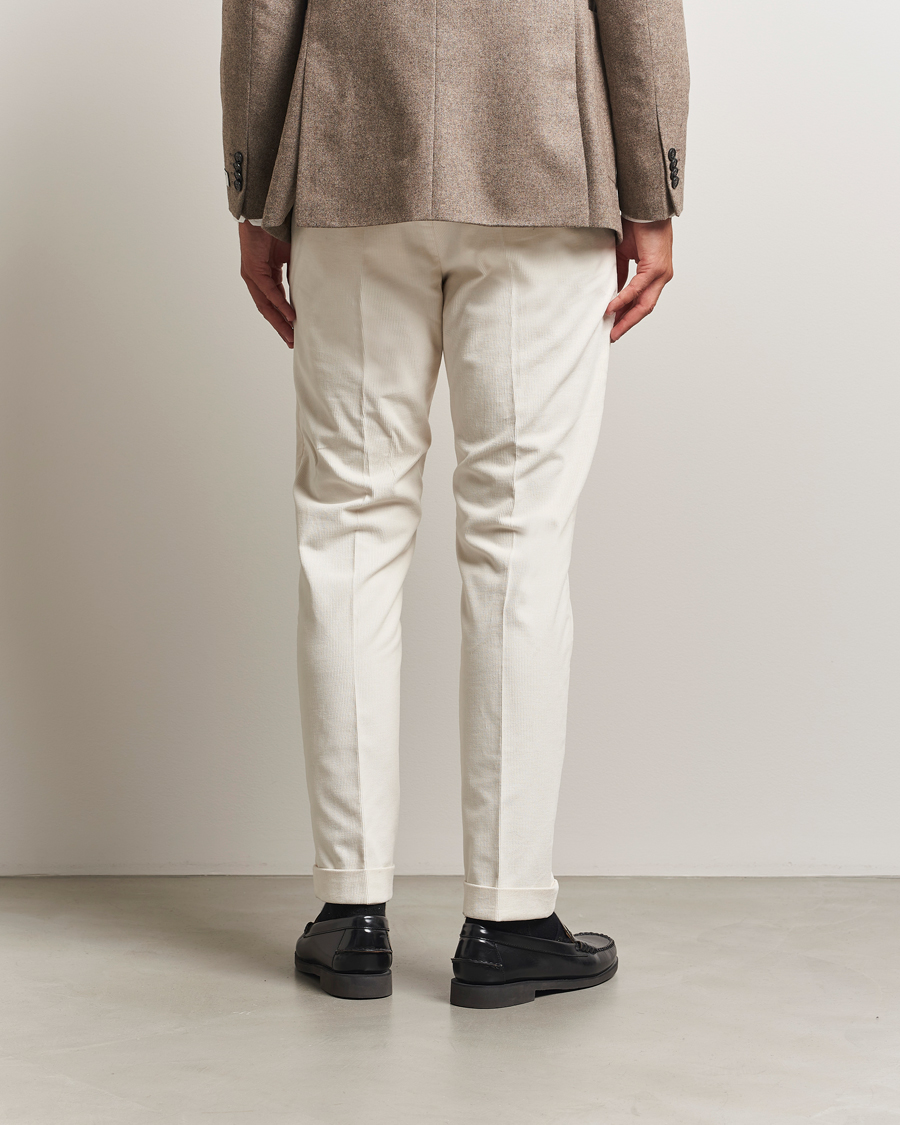 Homme | Pantalons | Tiger of Sweden | Tenuta Pleated Corduroy Trousers Light Ivory