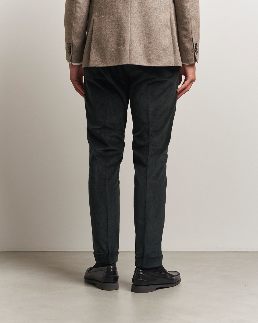 Homme | Pantalons | Tiger of Sweden | Tenuta Pleated Corduroy Trousers Midnight Green