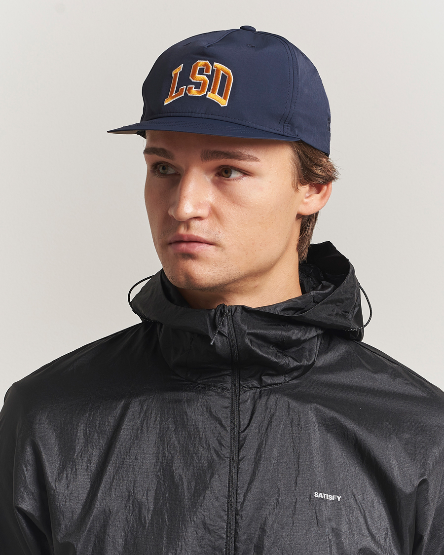 Satisfy FliteSilk Running Cap Navy - Acheter Satisfy CareOfCarl.fr.