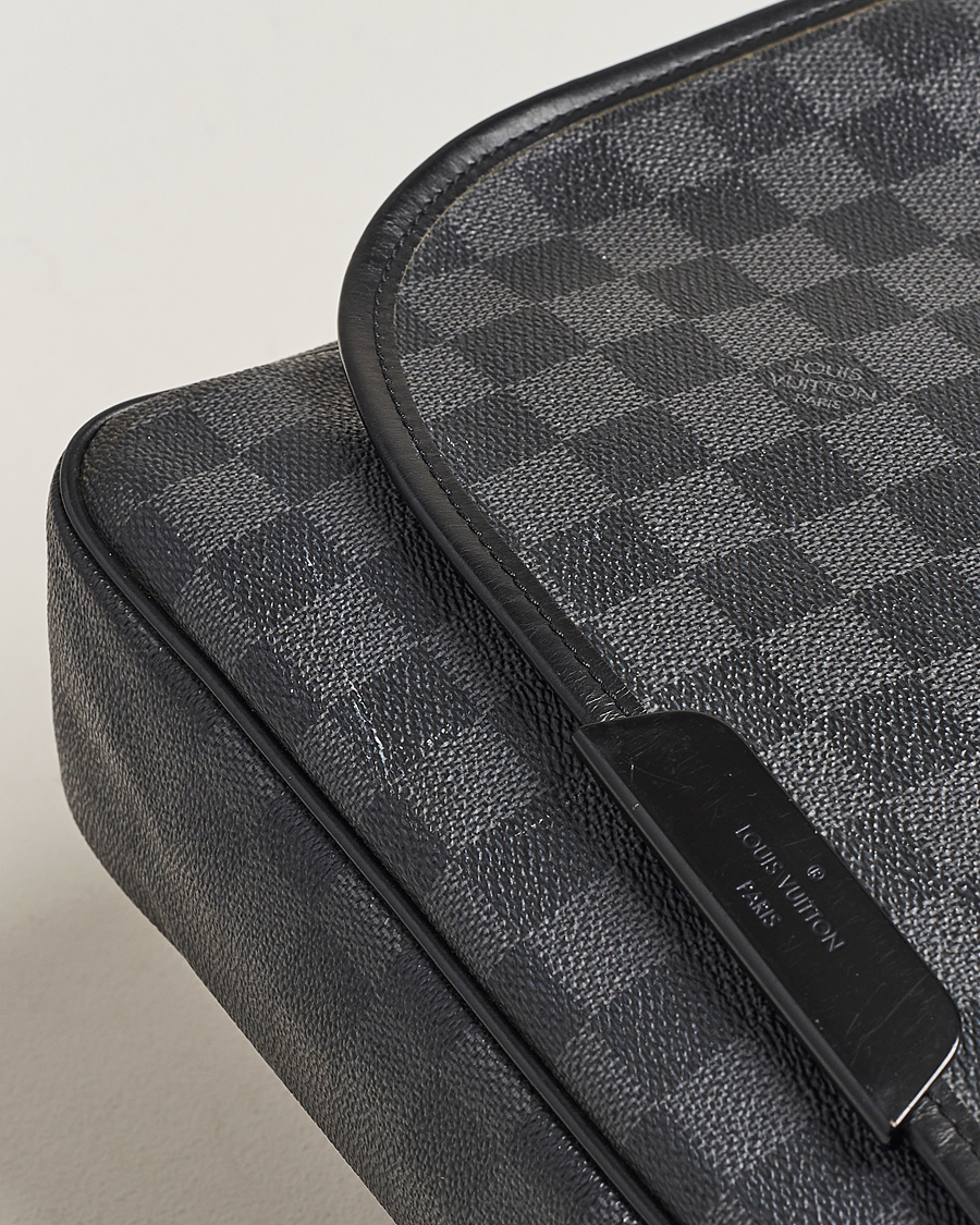 Homme | Louis Vuitton Pre-Owned Daniel MM Shoulder Bag Damier Graphite | Louis Vuitton Pre-Owned | Daniel MM Shoulder Bag Damier Graphite