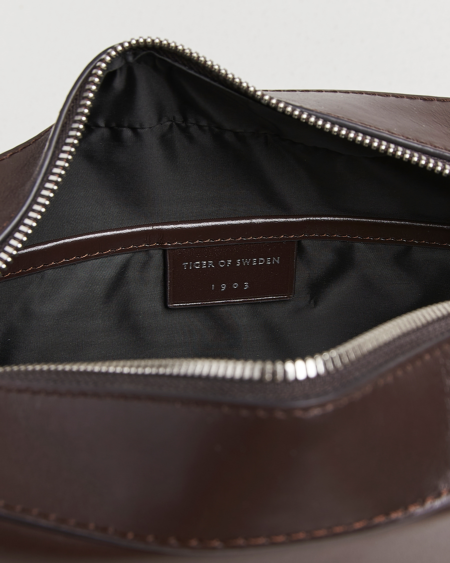 Homme | Sacs | Tiger of Sweden | Balnea Smooth Leather Washbag Dark Brown