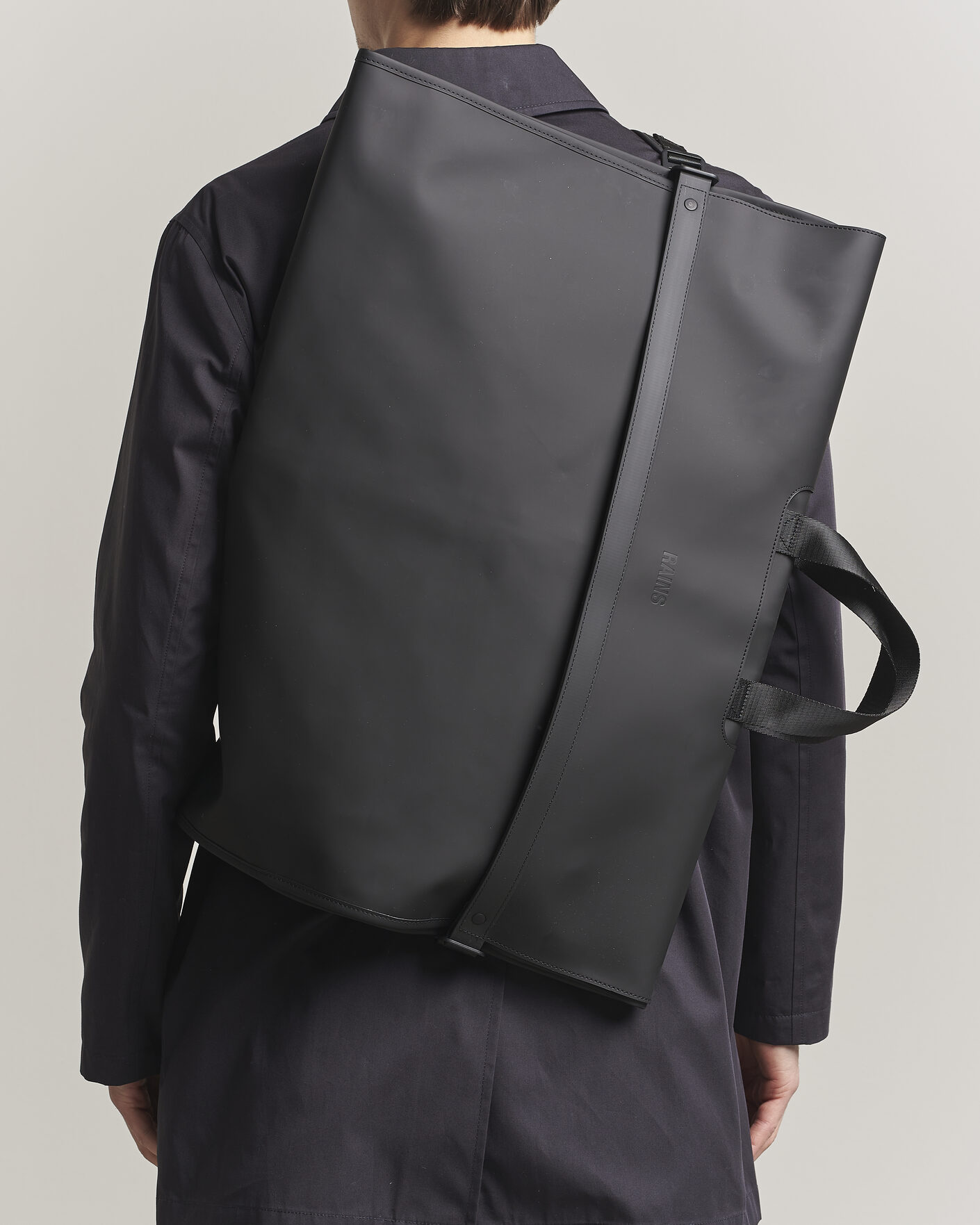 Homme | RAINS OTG Suit Bag Black | RAINS | OTG Suit Bag Black