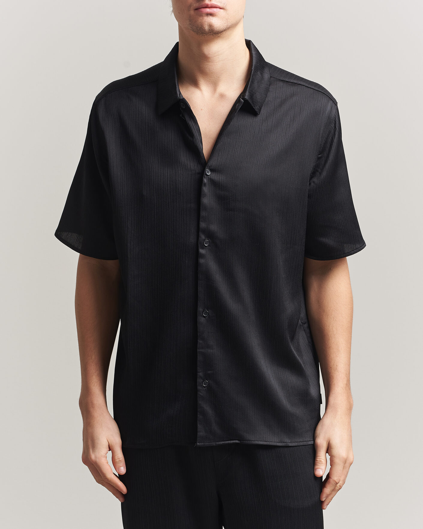 Homme | Chemises | LES DEUX | Hector Plissé Short Sleeve Shirt Black